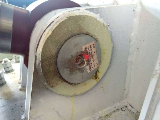 Grease nozzle at the connecting pin of the boom cylinder and the boom